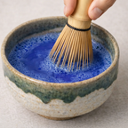 Taza de té matcha blue servida con color violeta — MatchaPro