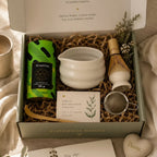 Caja regalo Experiencia Matcha abierta con bote de té matcha, cuenco de cerámica, chasen y tamizador